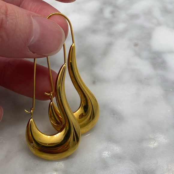 Gold plated minimalist hoop earrings - Picture 2 of 3